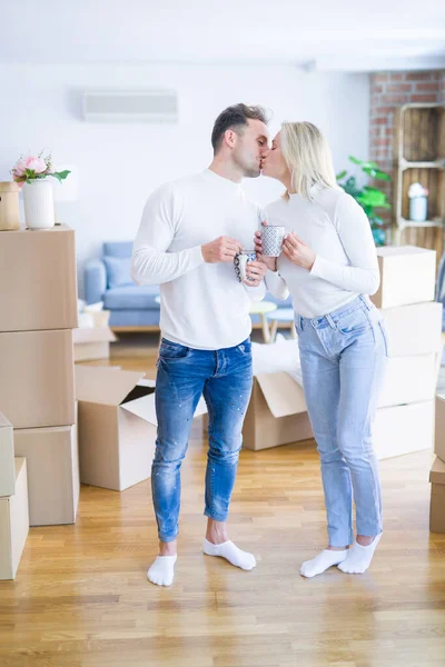 Young Beautiful Couple Standing Drinking Cup Coffee Kissing New Home — Stock Photo, Image