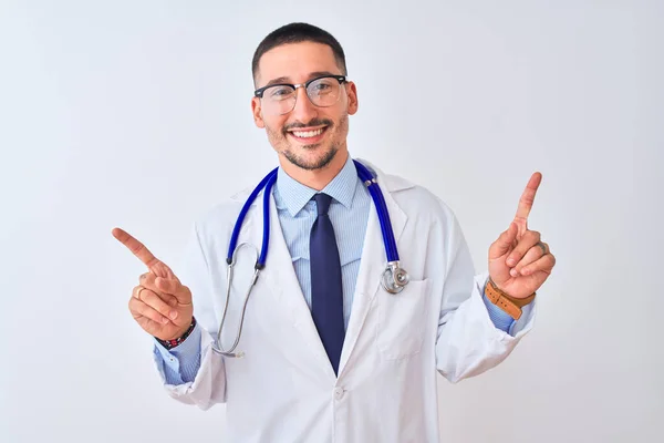 Joven Doctor Hombre Usando Estetoscopio Sobre Fondo Aislado Sonriendo Confiado — Foto de Stock