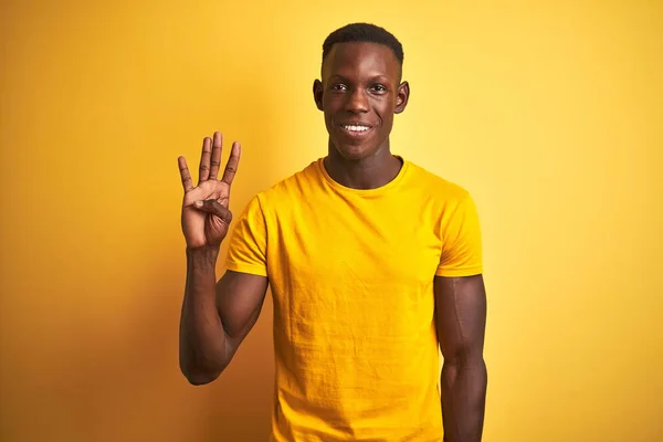 Jonge Afro Amerikaanse Man Draagt Casual Shirt Staan Geïsoleerde Gele — Stockfoto