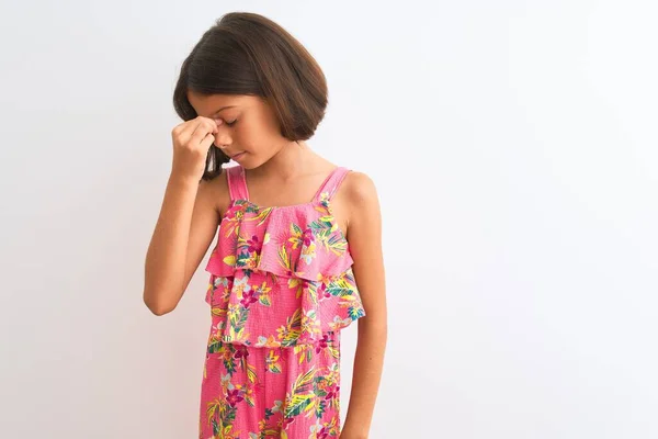年轻漂亮的小女孩穿着粉红色的花衣服站在孤立的白色背景上 疲惫地揉揉鼻子和眼睛 感到疲倦和头痛 压力和挫败感概念 — 图库照片