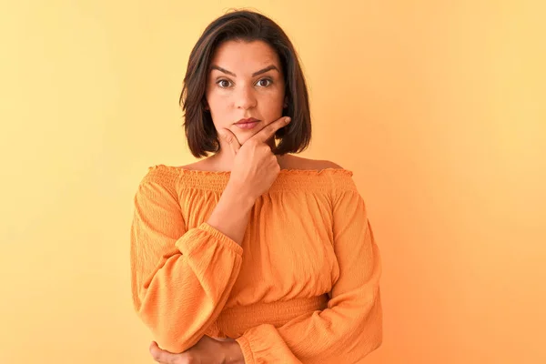 Ung Vacker Kvinna Bär Casual Shirt Stående Över Isolerad Orange — Stockfoto