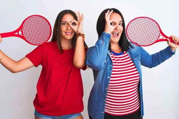 Jonge Mooie Sportvrouwen Houden Tennis Racket Staan Geïsoleerde Witte Achtergrond — Stockfoto