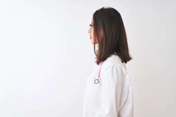 穿着外套和粉色听诊器的中国女医生侧身看 带着自信的微笑 自然地放松自己的姿势 — 图库照片