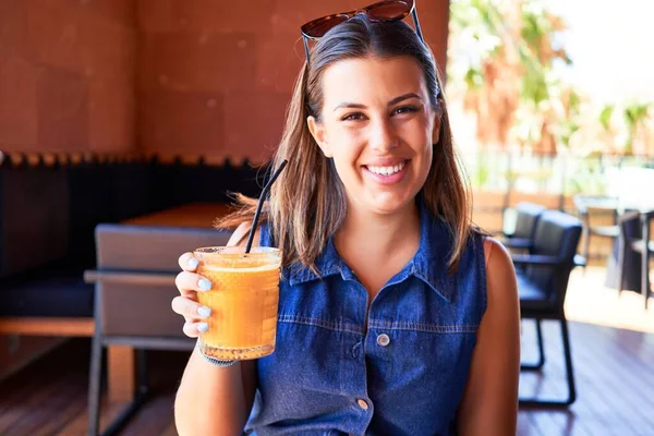 Joven Hermosa Mujer Sentada Restaurante Disfrutando Vacaciones Verano Bebiendo Batido — Foto de Stock