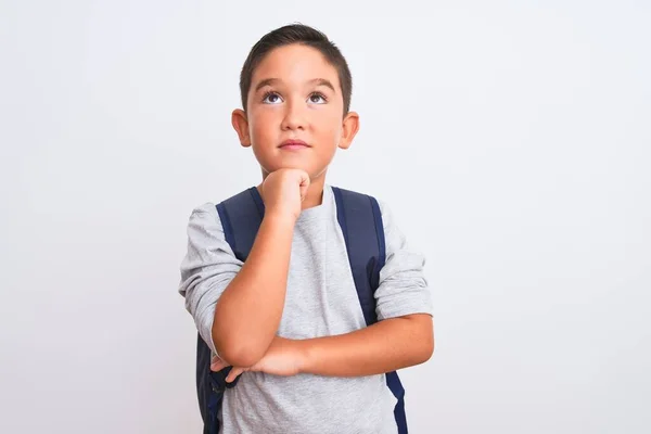 Schöner Studentenjunge Mit Rucksack Der Über Isoliertem Weißem Hintergrund Steht — Stockfoto