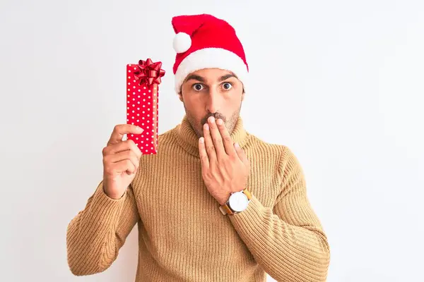 Joven Hombre Guapo Vistiendo Sombrero Navidad Sosteniendo Regalo Sobre Fondo — Foto de Stock