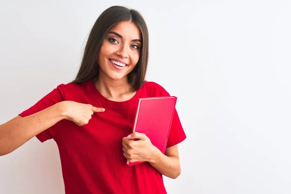 Mladá Krásná Studentka Drží Červenou Knihu Stojící Nad Izolovaným Bílým — Stock fotografie