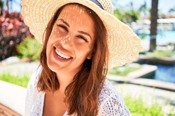 Jovem Mulher Bonita Sorrindo Feliz Desfrutando Dia Ensolarado Verão Hotel — Fotografia de Stock