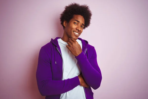 Молодий Афроамериканець Одягнений Пурпурову Сорочку Стоїть Над Ізольованим Рожевим Фоном — стокове фото