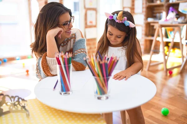 Schöne Lehrerin Und Kleinkind Tragen Einhorn Diadem Zeichnung Mit Papier — Stockfoto