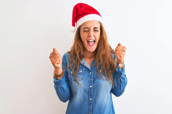 Giovane Bella Rossa Donna Indossa Cappello Natale Sfondo Isolato Eccitato — Foto Stock