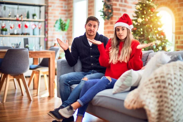 Junges Paar Mit Weihnachtsmann Hut Das Auf Dem Sofa Den — Stockfoto