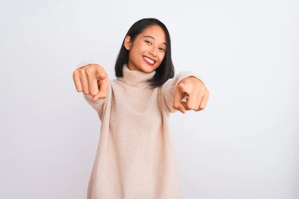 Jovem Chinesa Vestindo Camisola Gola Alta Sobre Fundo Branco Isolado — Fotografia de Stock