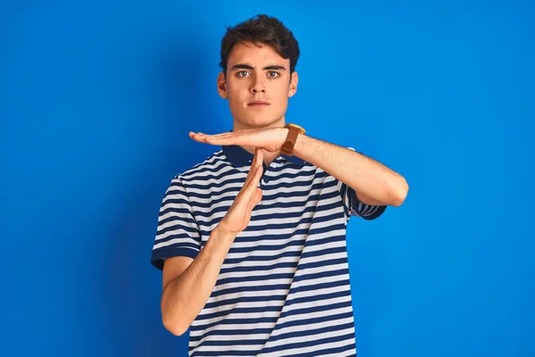 Adolescente Niño Vistiendo Casual Camiseta Pie Sobre Fondo Azul Aislado —  Fotos de Stock