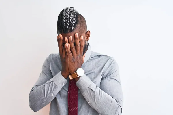아프리카 미국인 사업가가 넥타이를 눈물을 흘리면서 손으로 얼굴을 표정을 우울증 — 스톡 사진