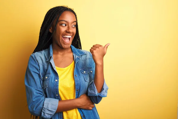 Jeune Femme Afro Américaine Portant Une Chemise Denim Debout Sur — Photo