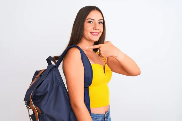 Młody Piękny Student Dziewczyna Noszenie Plecak Stojąc Odizolowanym Białym Tle — Zdjęcie stockowe