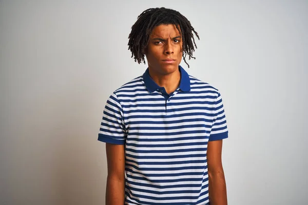 Hombre Afro Con Rastas Con Polo Azul Rayado Pie Sobre —  Fotos de Stock