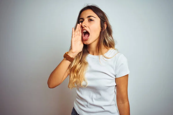 Jovem Mulher Bonita Vestindo Casual Shirt Branca Sobre Fundo Isolado — Fotografia de Stock