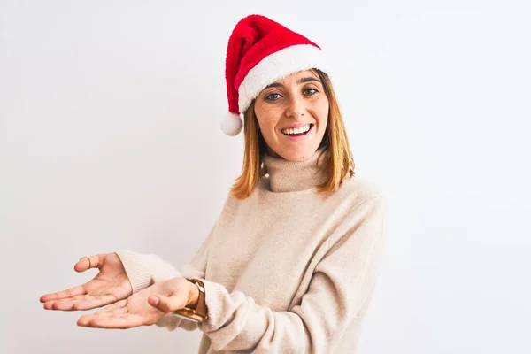 Vacker Rödhårig Kvinna Bär Jul Hatt Över Isolerad Bakgrund Pekar — Stockfoto