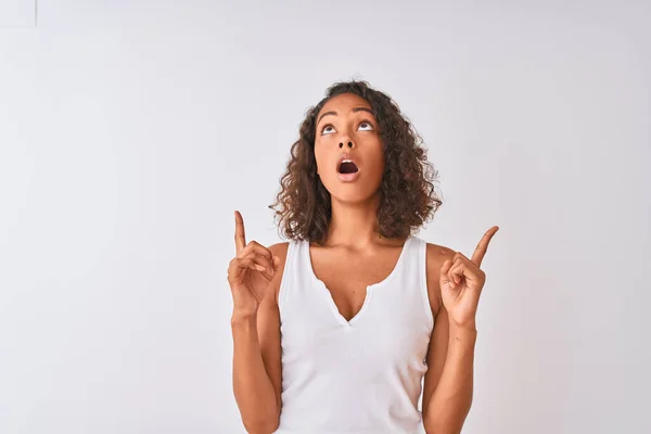 Giovane Donna Brasiliana Indossa Casual Shirt Piedi Sopra Isolato Sfondo — Foto Stock