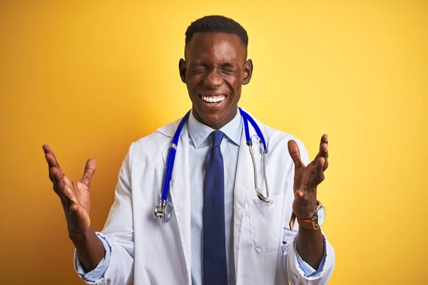 Médico Afro Americano Vestindo Estetoscópio Sobre Fundo Amarelo Isolado Celebrando — Fotografia de Stock