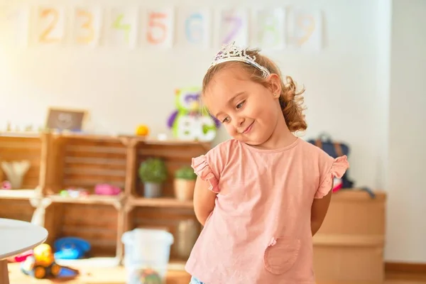 Menina Loira Bonita Criança Vestindo Coroa Princesa Jardim Infância — Fotografia de Stock