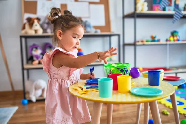 Jovem Linda Criança Brincando Com Talheres Brinquedos Comida Mesa Kindergaten — Fotografia de Stock