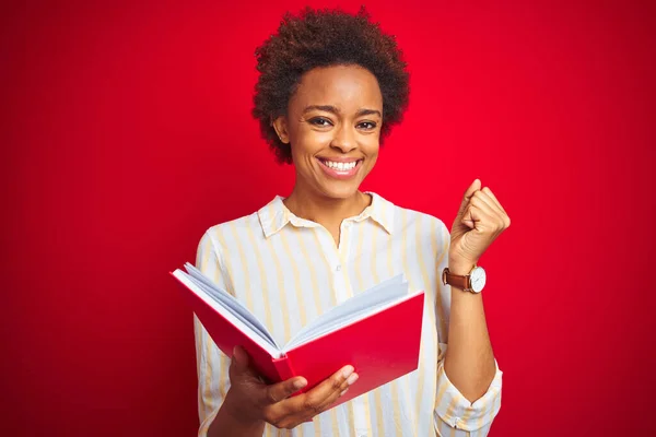 Afrikansk Amerikansk Kvinna Läser Bok Över Röd Isolerad Bakgrund Skriker — Stockfoto