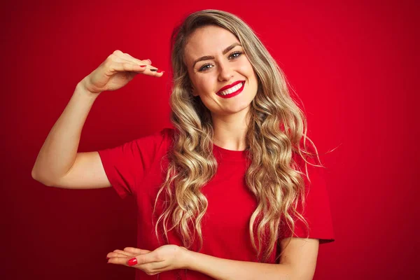 Junge Schöne Frau Mit Einfachem Shirt Das Über Rotem Isoliertem — Stockfoto