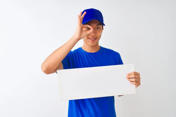 Chinese Deliveryman Wearing Cap Holding Banner Standing Isolated White Background — Φωτογραφία Αρχείου