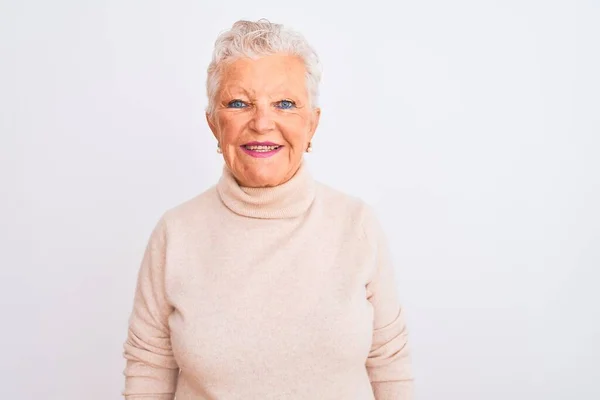 Starsza Siwowłosa Kobieta Swetrze Golfem Stojąca Białym Tle Uśmiechem Twarzy — Zdjęcie stockowe