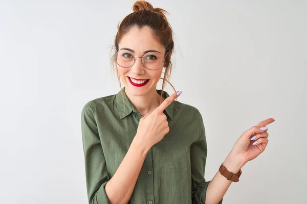 Roodharige Vrouw Met Groen Shirt Bril Geïsoleerde Witte Achtergrond Lachend — Stockfoto