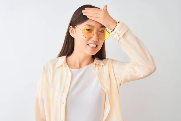 Jovem Chinesa Vestindo Camisa Listrada Óculos Sobre Fundo Branco Isolado — Fotografia de Stock