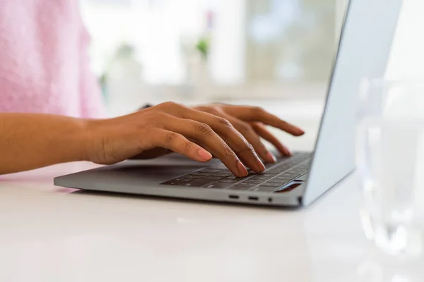 Primer Plano Mujer Joven Que Trabaja Escribiendo Con Ordenador Portátil —  Fotos de Stock