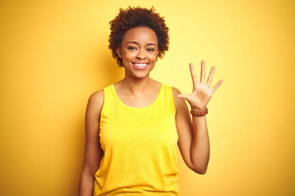 Beauitul African American Vrouw Het Dragen Van Zomer Shirt Geïsoleerde — Stockfoto