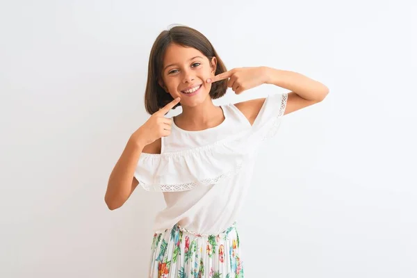 Νεαρό Όμορφο Κορίτσι Παιδί Φορώντας Casual Φόρεμα Στέκεται Πάνω Από — Φωτογραφία Αρχείου
