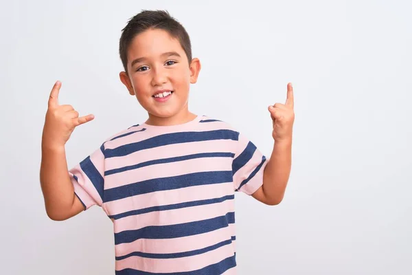 Hermoso Niño Con Camiseta Rayas Casuales Pie Sobre Fondo Blanco — Foto de Stock