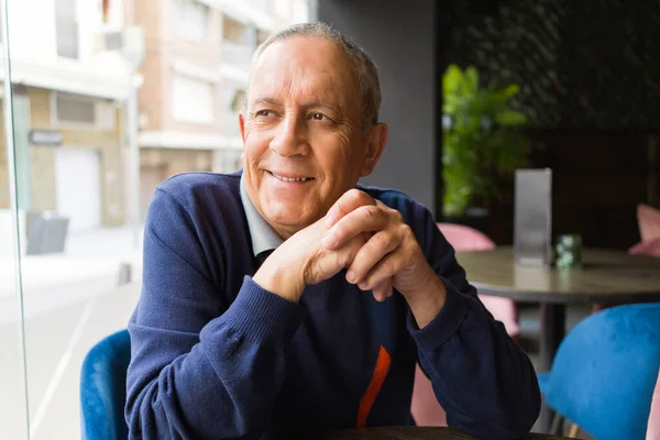 Guapo de mediana edad hombre mayor bebiendo café en el restaurante, s — Foto de Stock