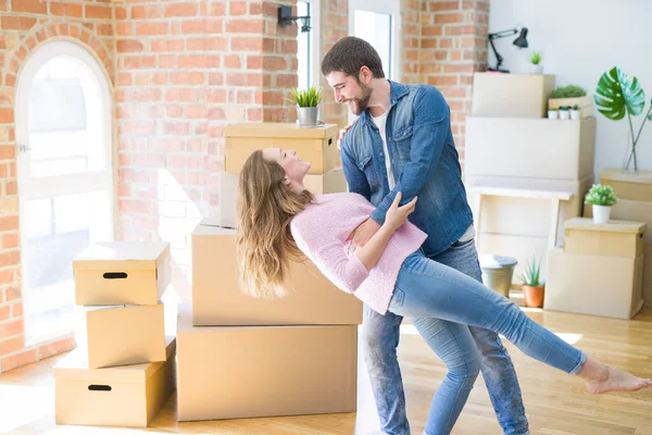 Casal Jovem Dançando Comemorando Mudança Para Novo Apartamento Torno Caixas — Fotografia de Stock