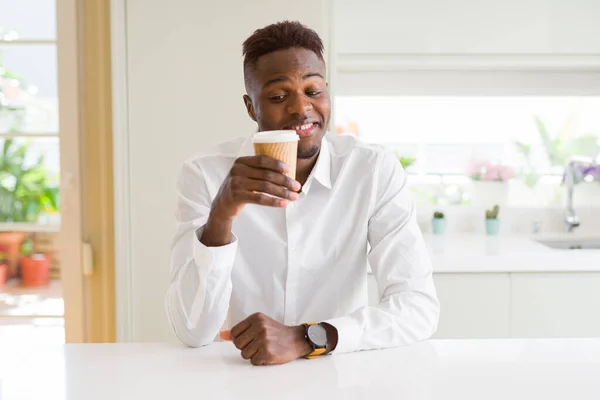 Americký Muž Usmívající Jistý Pití Kávy Šálku Vzít Papírový — Stock fotografie