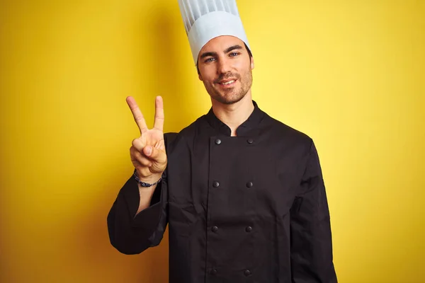 Jovem Chef Homem Vestindo Uniforme Chapéu Sobre Fundo Amarelo Isolado — Fotografia de Stock