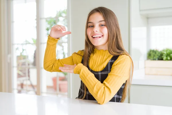 Joven Hermosa Niña Rubia Con Suéter Amarillo Casual Casa Gesto —  Fotos de Stock