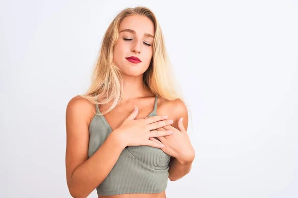 Jonge Mooie Vrouw Draagt Casual Groene Shirt Staan Geïsoleerde Witte — Stockfoto