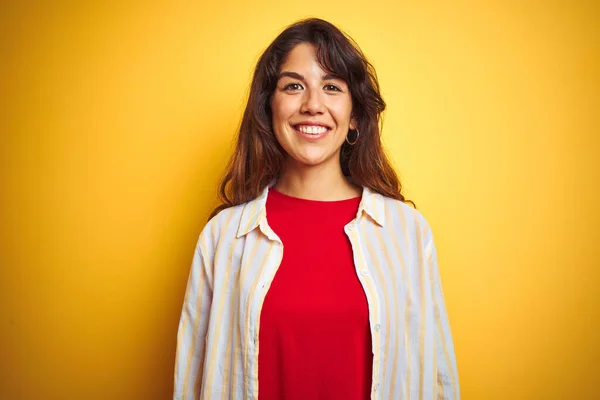 Mujer Hermosa Joven Con Camiseta Roja Camisa Rayas Sobre Fondo —  Fotos de Stock