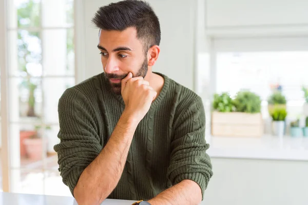 Hombre Guapo Pensando Confundido Acerca Duda Cuestionando Una Idea —  Fotos de Stock