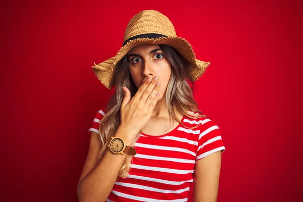 Jovem Mulher Bonita Usando Chapéu Verão Sobre Vermelho Isolado Fundo — Fotografia de Stock