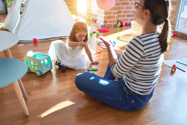 Vacker Lärare Kvinna Och Småbarn Leker Runt Massor Leksaker Dagis — Stockfoto