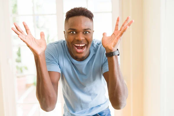 Uomo Afroamericano Urlando Molto Eccitato Celebrando Successo Vittoria Sorridendo Felice — Foto Stock
