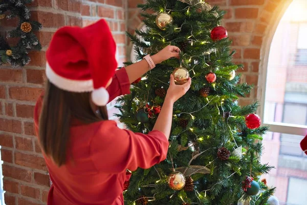 Νεαρή Όμορφη Γυναίκα Στέκεται Χαρούμενο Πρόσωπο Στολίζοντας Χριστουγεννιάτικο Δέντρο Γυάλινα — Φωτογραφία Αρχείου